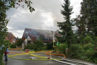 Aldingen: Schweissarbeiten an einem Oldtimer loesen Gebaeudebrand aus